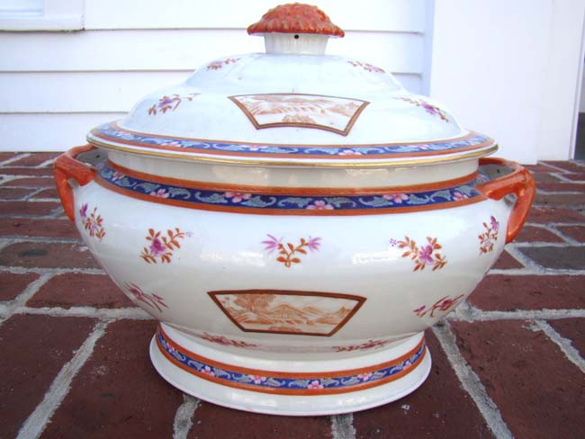A beautiful late 19th or early 20th century Chinese Export covered soup tureen — image 3